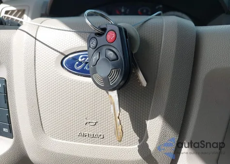 2010 Ford Escape Xls z USA, uszkodzony, nr VIN 1FMCU0C75AKA02502